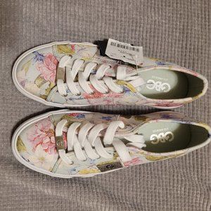 Womens 7.5M GBG Los Angeles Floral Sneakers